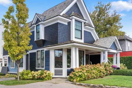 Downtown 2nd Floor Apartment with Dramatic Lake Views. Отели в г. Петоски