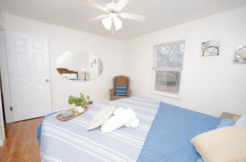Sunny SparkingClean King bed Apt- CreveCoeurPark
