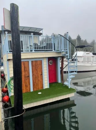 Delightful 1- bedroom floating home w free parking Отели рядом с достопримечательностью «WET Science Center»