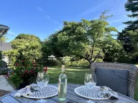 Enchanting Garden home,  Cozy yet spacious. Hotels in Springfield Township