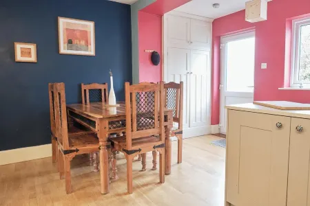 Charming cottage by a stream with trails from the doorstep in the peak district