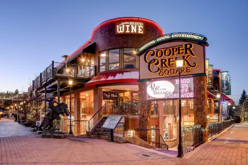 Stunning Mountain Villa with Chef's Kitchen and Hot Tub - Exquisite Retreat Hotels in Fraser