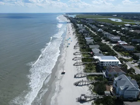 Spacious Deck and Screened Porch - Charming Coastal Retreat Отели в г. Джорджтаун Каунти