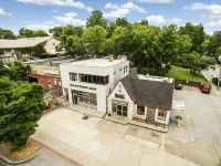 Covered Porch and Walkable to Dining and Entertainment - Charming Vibrant Oasis Hotel di Fayetteville