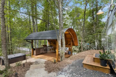 Private Deck with Hot Tub and Grill - Charming Airstream Retreat Các khách sạn gần Pisgah Forest Gem Mine