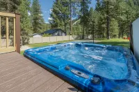 Spacious Outdoor Sports Court and Cozy Family Room - Inviting Mountain Retreat