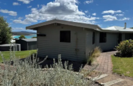 HEXAGON BEACH HOUSE - Great views of the Bay of Fires
