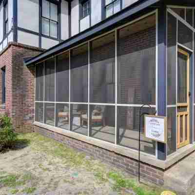 Screened-in Porch and Fast Wifi - Charming Modern Getaway Hotel Exterior