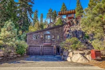 Stylish Decor and Partial Lake Views - Charming Studio Escape Hotel dekat Alpine Meadows Ski Resort