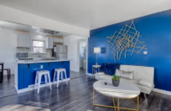 Bright Living Space with Free Parking and Smart TVs - Stunning Getaway