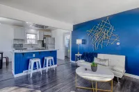 Bright Living Space with Free Parking and Smart TVs - Stunning Getaway