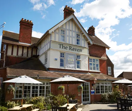Raven Hotel by Greene King Inns Отели в г. Хук