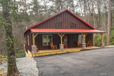 Dog-friendly cabin with private hot tub, WiFi, pool table, and wood fireplace Hotels near Stovall Mill Covered Bridge