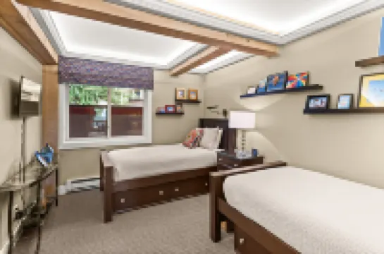 Ski-in/Ski-Out Access and Outdoor Heated Pool - Charming Elegant