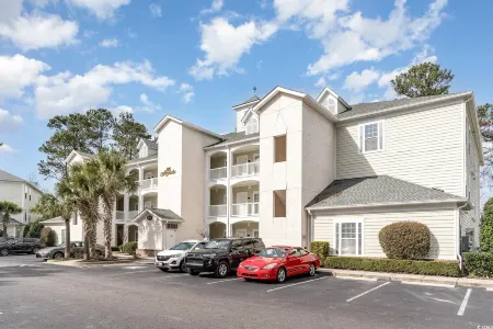 Picturesque Golf Course Views and Pool Access - Elegant Sandy Retreat