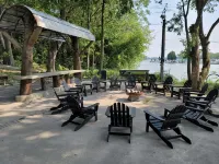 Relaxing Area and Boat Docks Available - Tranquil Cabin Retreat Hotels in Huron