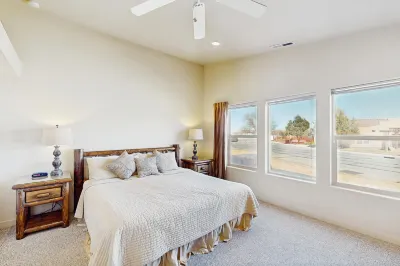 Family-Friendly Home with Shared Seasonal Hot Tub and Pool and Mountain Views