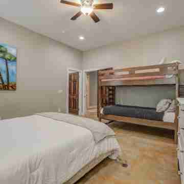 Spacious Acres with Wi-Fi and Free Parking - Charming Serene Retreat Rooms