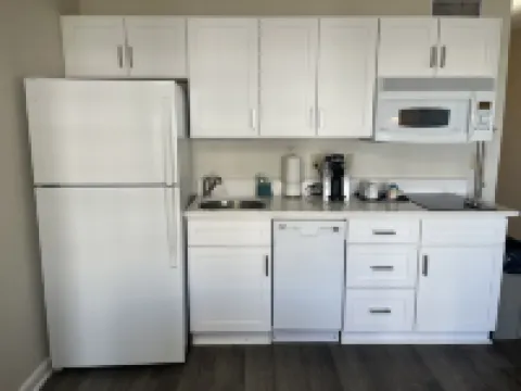 Private Balcony and Pool Views - Charming Coastal Escape 來特斯維海灘酒店