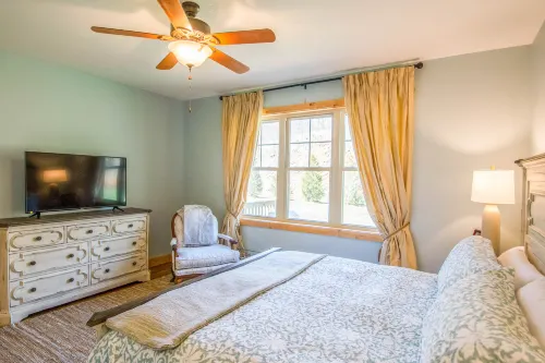 West Town Way - Downtown West Jefferson Home - Fireplace - Sleeps 8