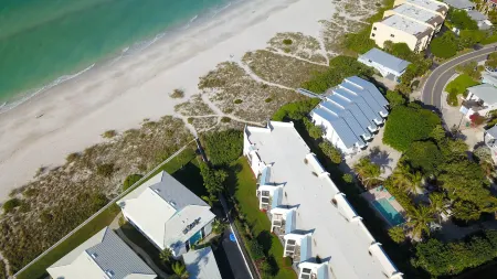 Beachfront Views and Heated Pool - Beautiful Island Retreat Отели рядом с достопримечательностью «Alvin's Island - Holmes Beach #753»