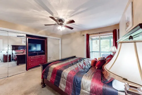 Comfortable, 2nd-floor condo with balcony, washer/dryer, pools, & clubhouse Hotels in Oliver Township