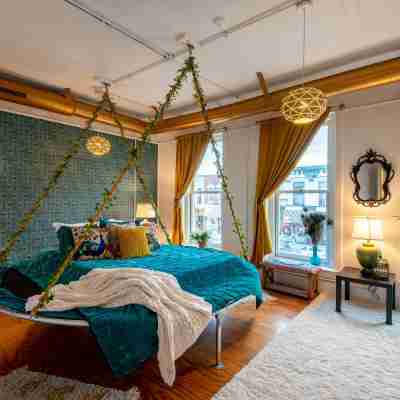 Creative Themed Loft with Parking - Unique Cozy Escape Rooms