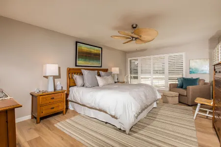 Coastal Charm and Resort Amenities - Spacious Beachside Retreat Отели рядом с достопримечательностью «Fletcher Cove Community Center»