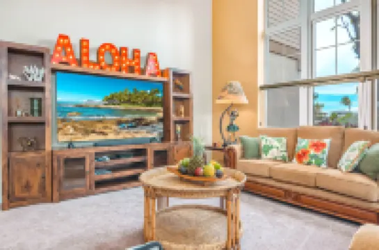 Complimentary Hilton Pool Pass and Scenic Views - Elegant Island Retreat