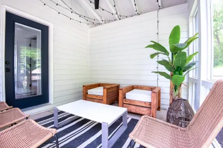 Lakefront Retreat - Screened Porch, Private Balconies, View Отели в г. Фонтана-он-Дженива Лейк