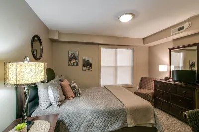 Spacious Living Area and Rooftop Bar Access - Stylish Cozy Retreat Hoteles en Clarksville
