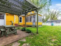 NEW! Marigold & Poppy - Group-Friendly Douglas Retreat - Central & Walkable Hotels in Douglas