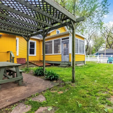 NEW! Marigold & Poppy - Group-Friendly Douglas Retreat - Central & Walkable
