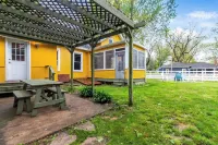 NEW! Marigold & Poppy - Group-Friendly Douglas Retreat - Central & Walkable