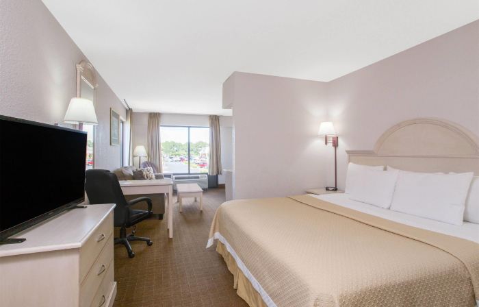 Days Inn & Suites by Wyndham Navarre - Near Beaches/Hurlburt