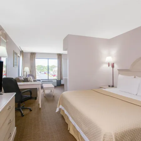 Days Inn & Suites by Wyndham Navarre - Near Beaches/Hurlburt