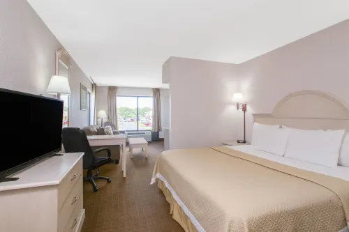 Days Inn & Suites by Wyndham Navarre - Near Beaches/Hurlburt - parking