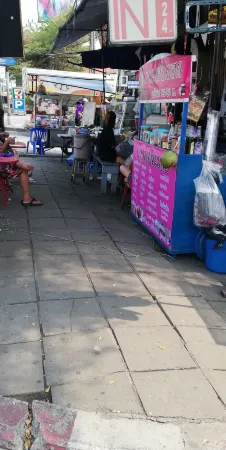 Okhome Hostel Отели рядом с достопримечательностью «Bangkok Flight Services»