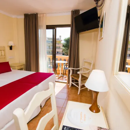 Bell Port Hotel Отели рядом с достопримечательностью «Пляж Кала-Торта»
