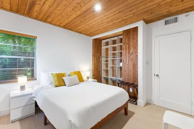 Welcoming Airbnb Walkig Distance to Las Olas Blvd فنادق في 