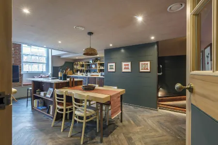 Shirehall Apartments Отели в г. Холт