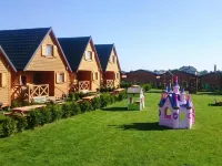 Domy wakacyjne z tarasem, blisko plaży Hotele w: Jarosławiec