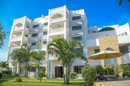 Royal Shaza Suites Отели рядом с достопримечательностью «Nguuni Wildlife Sanctuary»