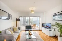 Tailored Stays - Cambridge City Duplex Apartments - Balkon