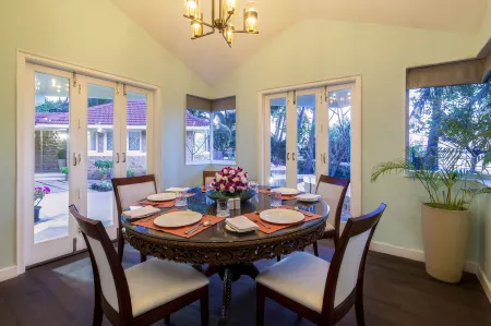 Amã Stays & Trails, Beach House Madh Island Отели рядом с достопримечательностью «Горай Бич»