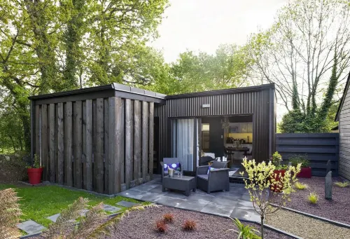 La Douce escapade Loft & Spa : Location loft tout confort moderne avec chambre, jardin minéral, terrasse, spa privatif et parking clos à Sizun dans le Finistère en Bretagne | Séjour et week-end insolite en amoureux Hôtels à : Landivisiau
