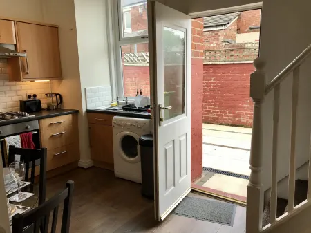 3 Bedroom House in Preston Close to M6 & M55