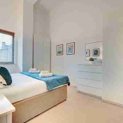 Crown Apartments by Week2Week Rooms