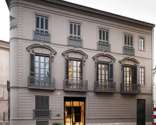 Caro Hotel Hotels near Serranos Gate