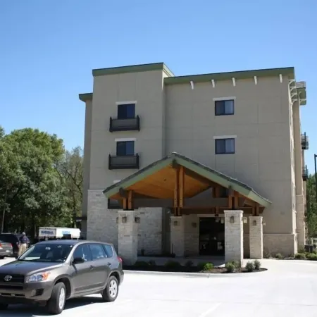 Parkwood Inn & Suites